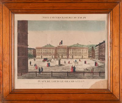 une vieille photo montrant un grand bâtiment avec des gens qui s'y promènent