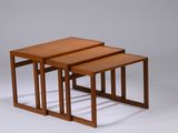 trois tables gigognes en bois sur fond blanc