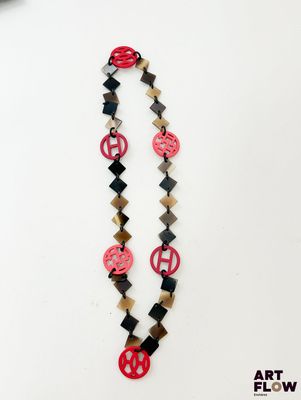 un gros plan d'un collier orné d'un symbole de la paix