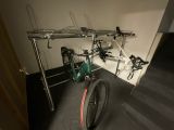 un vélo garé dans un garage