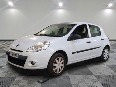 la petite voiture blanche est garée sur un carrelage à carreaux