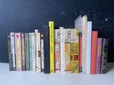 de nombreux livres alignés sur une étagère