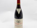 une bouteille de vin posée sur une table
