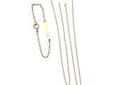 un gros plan d'un collier et d'une chaîne sur fond blanc