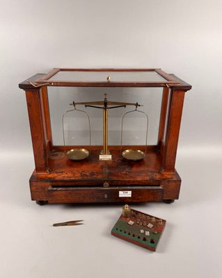 Grand trébuchet dans sa cage en bois et verre.