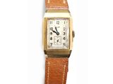une image d'une montre-bracelet en or avec un bracelet en cuir marron