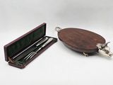 un plateau en bois contenant un couteau, une fourchette et une cuillère