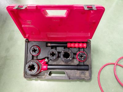un jeu d'outils dans un coffret rose posé sur une table