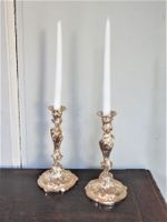 PAIRE DE FLAMBEAUX en bronze ciselé et redoré à décor de roc…