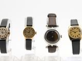 trois montres différentes exposées en rangée sur une surface blanche