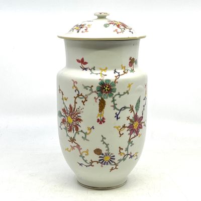 un vase blanc orné d'un motif floral coloré