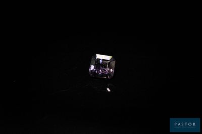 une image représentant un diamant dans l'obscurité, éclairé par une source lumineuse