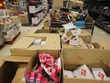 de nombreuses boîtes de chaussures posées par terre dans un magasin