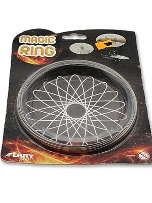 au premier plan d'une photo en noir et blanc représentant une roue avec des rayons et des rayons