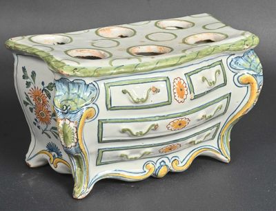une commode blanche et verte ornée de fleurs