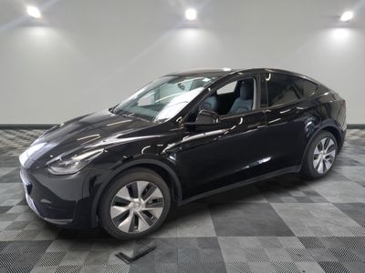 une photo d'une voiture noire dans un showroom