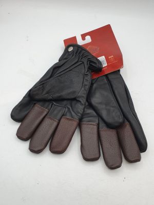 une paire de gants noirs posée sur une surface blanche, avec une étiquette rouge