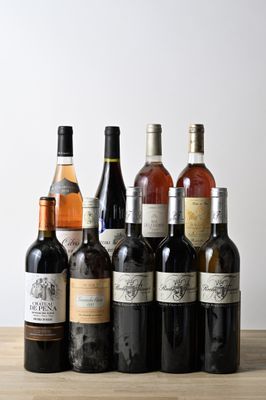 plusieurs bouteilles de vin sont alignées sur une table en bois