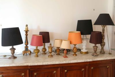 un grand nombre de lampes posées sur une table