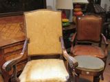 deux chaises et une table dans une pièce avec du parquet