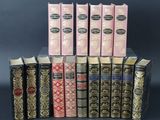 plusieurs livres sont alignés sur une table