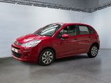 la petite voiture rouge est garée dans une grande pièce