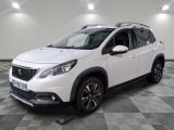 la voiture blanche est garée dans le garage sur un sol en damier