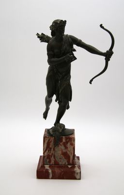 statue en bronze représentant un homme avec un arc et des flèches, posée sur un socle en marbre
