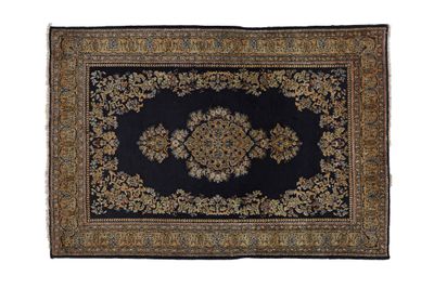 un tapis noir et doré orné d'un motif en médaillon