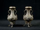 deux vases posés sur une surface noire