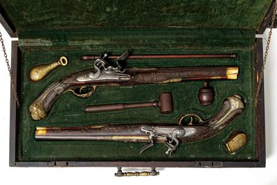 une boîte contenant tout un tas de vieilles armes