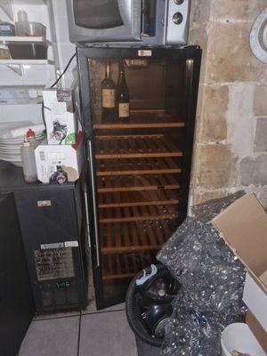 un réfrigérateur et une cave à vin dans une cuisine