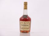 une photo d'une bouteille de whisky Hennessy posée sur une table