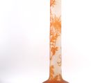 un grand vase en verre orné d'un motif floral
