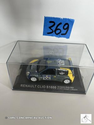 une petite voiture dans une vitrine, avec une étiquette de prix