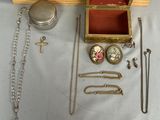 une boîte en bois contenant tout un tas de bijoux
