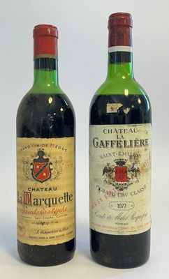 deux bouteilles de vin posées l'une à côté de l'autre sur une surface blanche