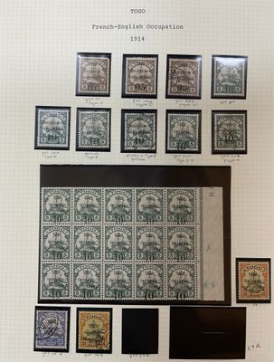 une photo d'une collection de timbres exposée sur un mur