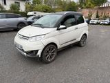 la photo d'une petite voiture blanche garée dans un parking