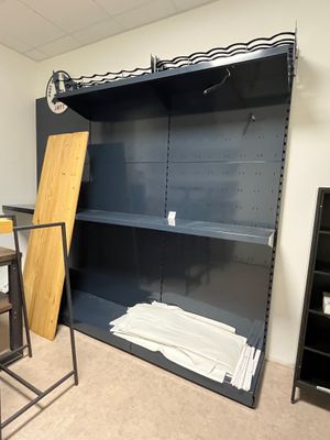 une pièce contenant un bureau, des étagères et une chaise