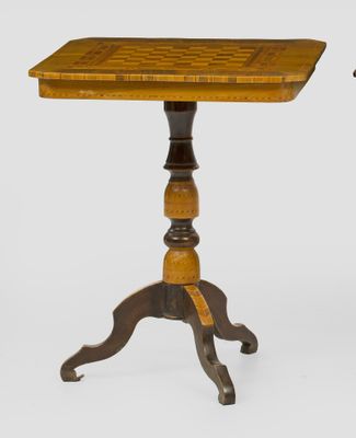 une paire de petites tables avec un plateau et un piètement en bois