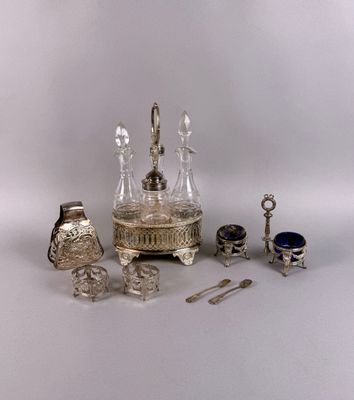 un assortiment d'objets en argent et en verre, comprenant notamment une bouteille, une cuillère et un repose-cuillère