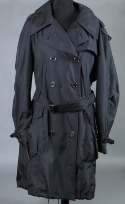 une photo d'un trench-coat noir sur un mannequin