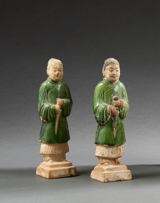 trois figurines vernissées vertes représentant des hommes avec une canne et un chapeau