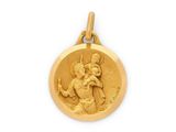 une médaille d'or représentant la Vierge à l'Enfant