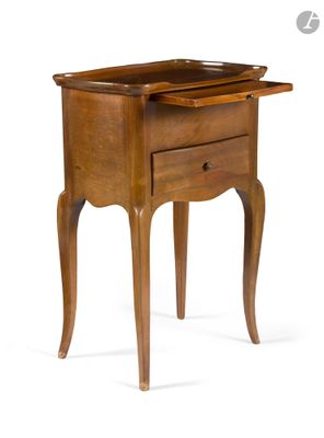 une petite table en bois surmontée d'un tiroir