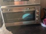 un four grille-pain posé sur un plan de travail de cuisine