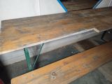 une table en bois avec deux bancs dans la pièce