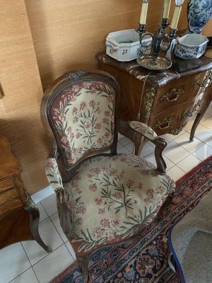 Paire de fauteuils cabriolet Louis XV à décor floral