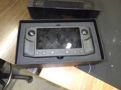 une boîte contenant un petit appareil électronique